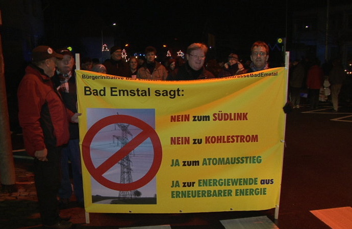 Hunderte Demonstranten gegen Stromtrasse
