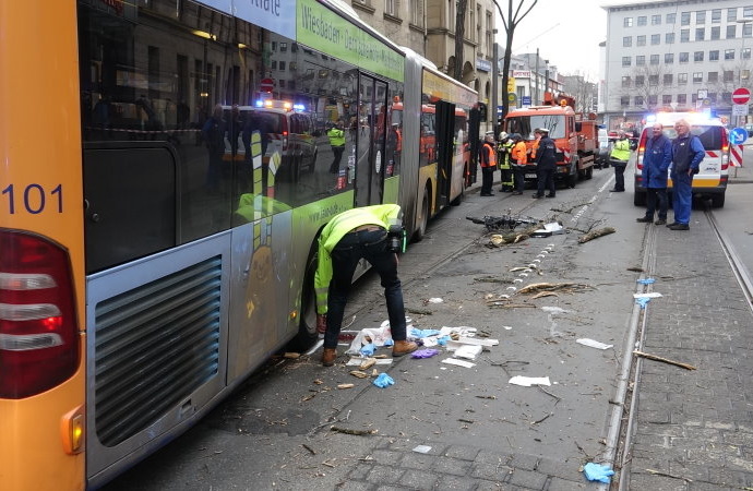 Fahrradfahrerin vom Bus erfasst