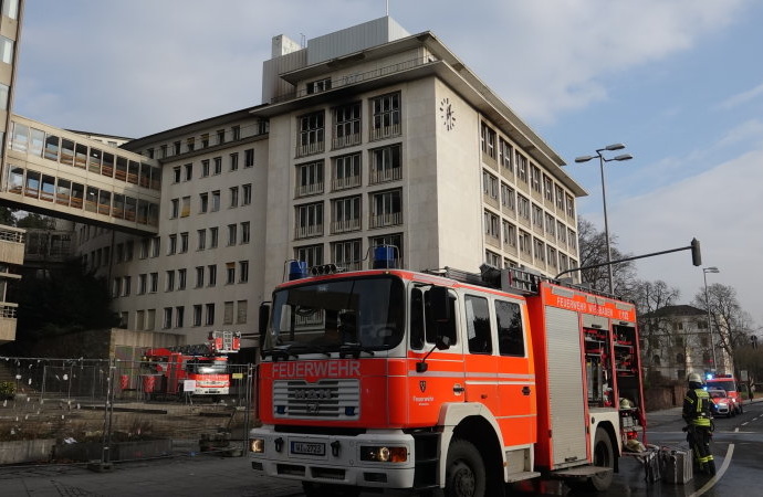 Wieder Feuer im R+V Gebäude – Feuerwehr im Großeinsatz