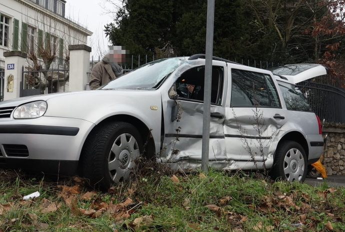 Stadtgebiet: Unfall mit PKW und LKW