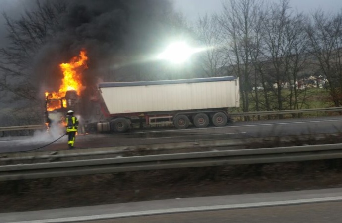 A44 – Vollsperrung nach LKW-Brand A44 – Vollsperrung nach LKW-Brand