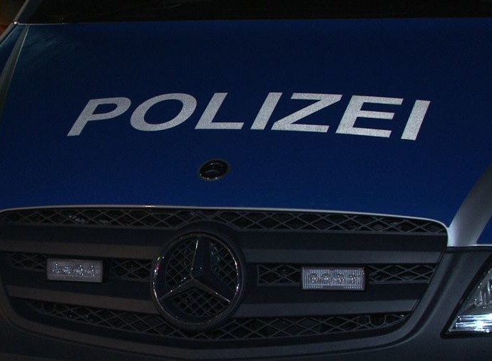 KS: 19-jähriger Autofahrer benutzt Blaulicht und bremst Rettungswagen im Einsatz aus KS: 19-jähriger Autofahrer benutzt Blaulicht und bremst Rettungswagen im Einsatz aus