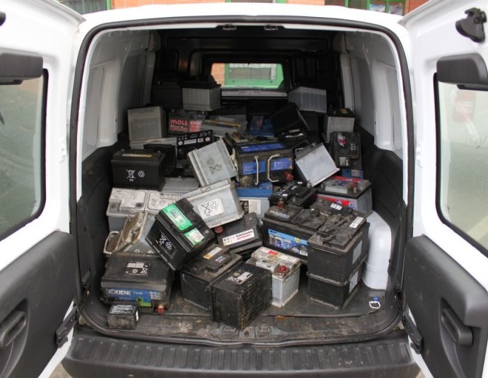 80 Autobatterien ungesichert im Laderaum – Bußgelder im 4-stelligen Bereich 80 Autobatterien ungesichert im Laderaum – Bußgelder im 4-stelligen Bereich