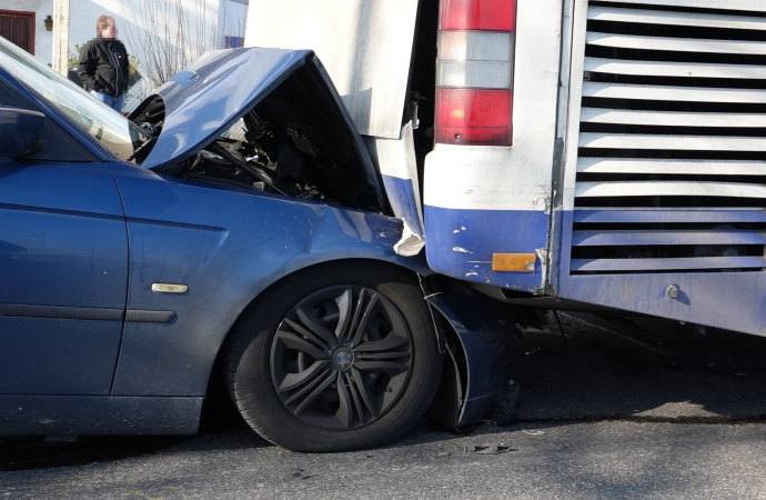 Auffahrunfall mit Bus – Drei Verletzte