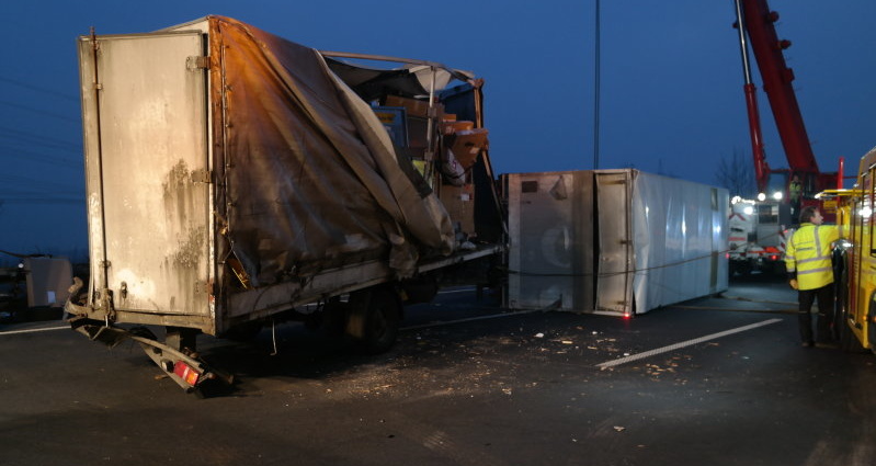 A7: LKW liegt nach Unfall quer – Vollsperrung A7: LKW liegt nach Unfall quer – Vollsperrung