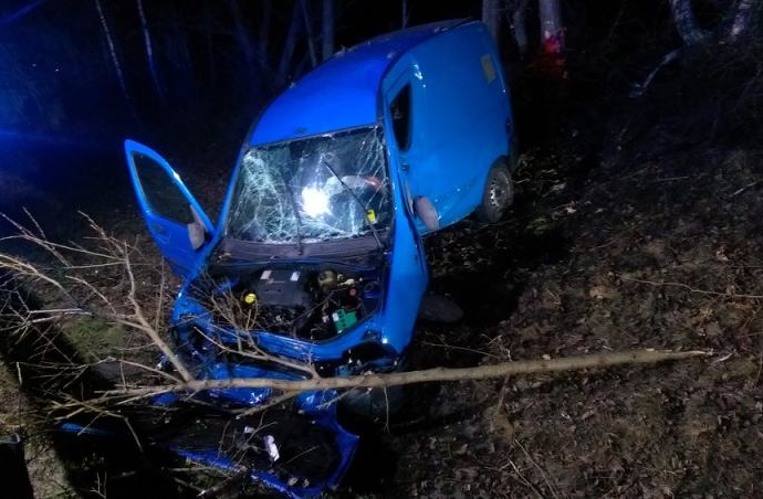 Von der Autobahn gegen Baum geflogen