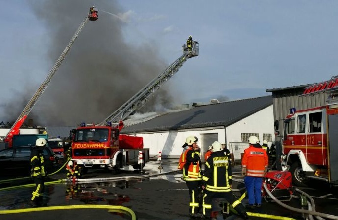 Sandershausen: Über 260 Einsatzkräfte beim Großbrand