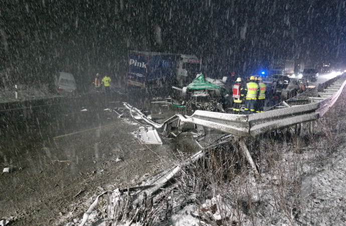 A7: LKW durchbricht Mittelleitplanke – Tödlicher Unfall A7: LKW durchbricht Mittelleitplanke – Tödlicher Unfall