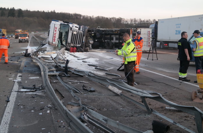 Reifenplatzer? – Tödlicher LKW-Unfall auf der A7