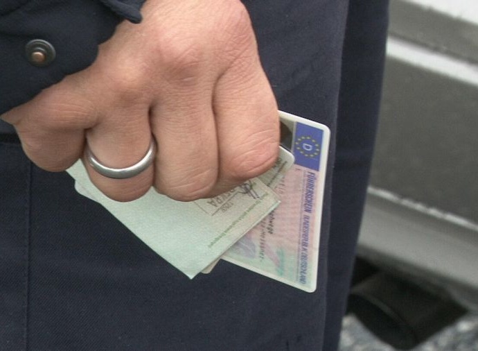 Ohne Führerschein: Verärgerter „Raser“ schmeißt Messgerät um