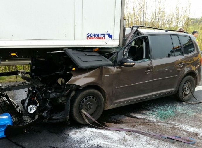Unfall auf der A7: PKW fährt LKW auf Unfall auf der A7: PKW fährt LKW auf