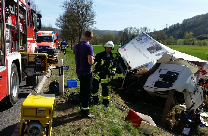 B7: LKW-Fahrer über zwei Stunden eingeklemmt B7: LKW-Fahrer über zwei Stunden eingeklemmt