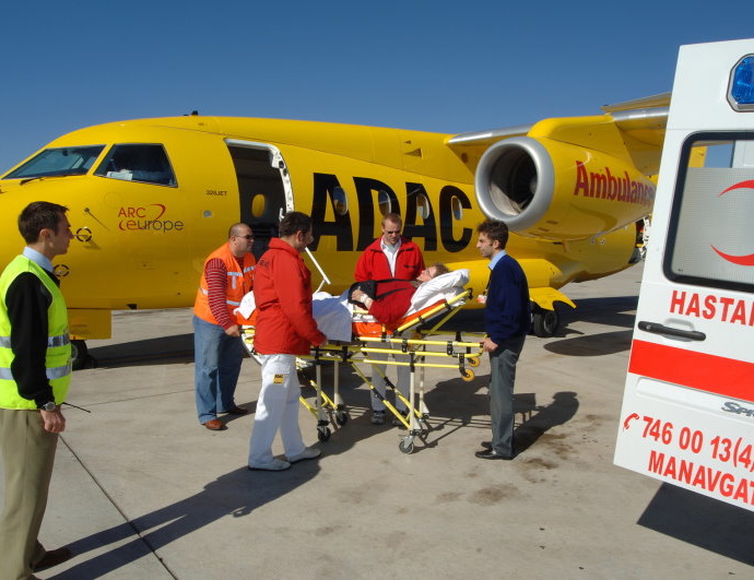 Weltweite Hilfe seit 40 Jahren – ADAC Ambulance fliegt Urlauber bei Unfall oder Krankheit wieder heim