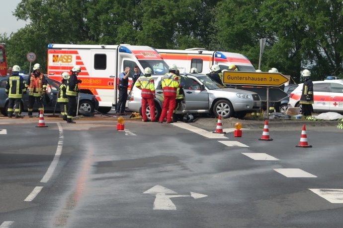 Edermünde: Fahrer nach Unfall „Massiv eingeklemmt“