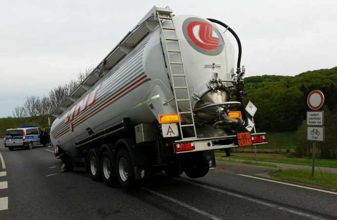 ESW: Tankauflieger löst sich bei Fahrt ESW: Tankauflieger löst sich bei Fahrt