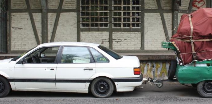 Hochexplosiver Schrotthaufen auf der Autobahn unterwegs