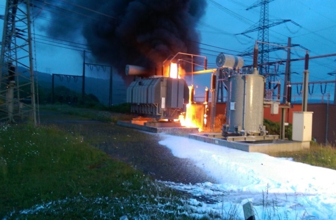 Meterhohe Flammen über Umspannwerk