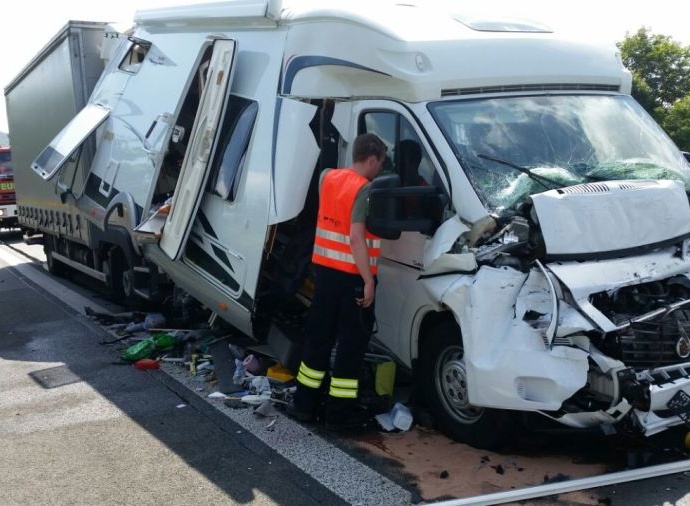 Wohnmobil auf A44 zwischen LKW´s eingeklemmt