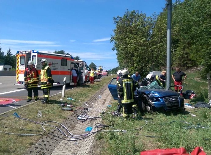 Schwerstverletzter Autofahrer mit Crashrettung aus Audi geholt Schwerstverletzter Autofahrer mit Crashrettung aus Audi geholt