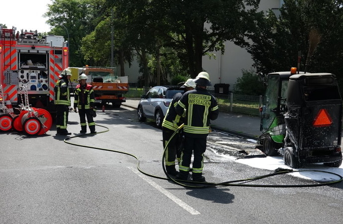 Wi: Kehrmaschine stand in Vollbrand