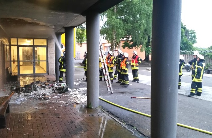 WOH: Mülltonnenbrand drohte auf Schule überzugreifen