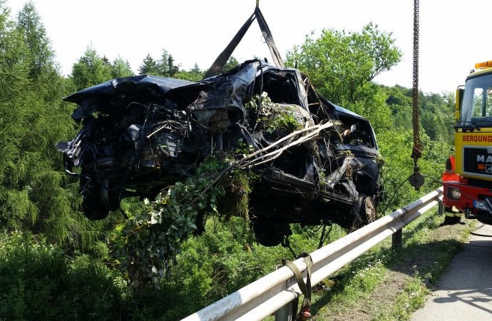 Schwerer Unfall nach Reifenplatzer – Kleinbus rast Abhang hinunter