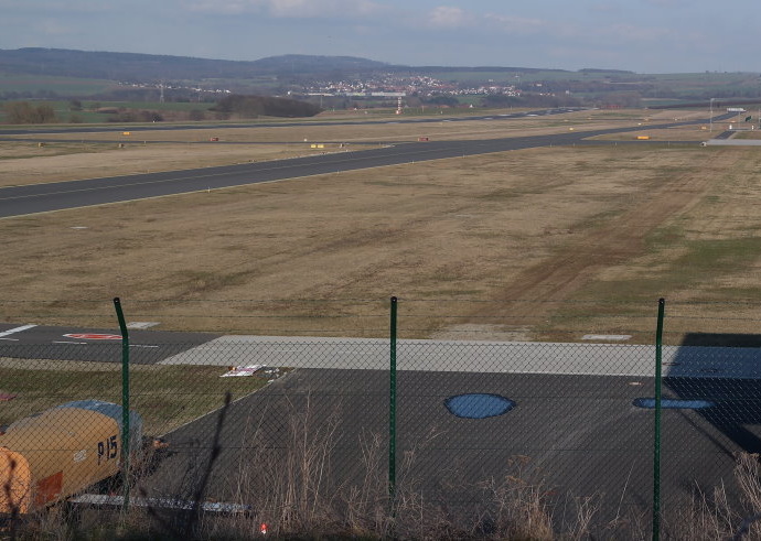 Bis zu 1000 Flüchtlinge: Alter Flughafen wird zu Notunterkunft