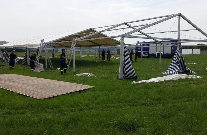 Alter Flughafen: Zeltstadt für Flüchtlinge fertig Alter Flughafen: Zeltstadt für Flüchtlinge fertig