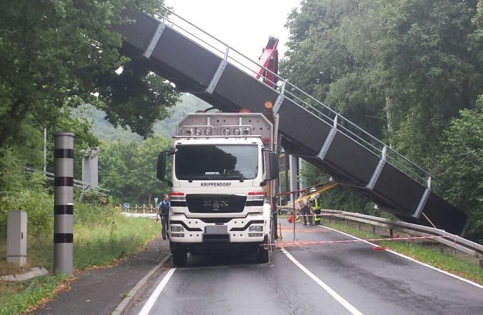 Holztransporter reißt Fußgängerbrücke mit