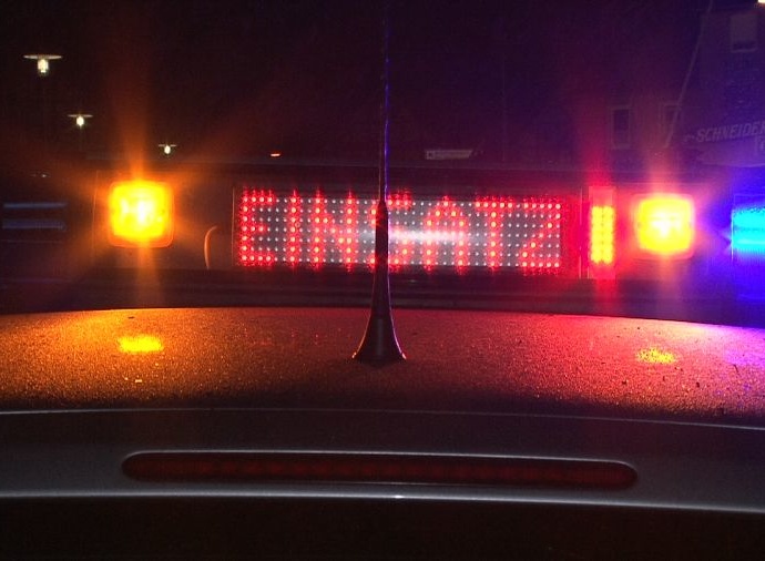 Sattelzug beladen mit Kaffee kippt auf A5 um – Fahrer vermutlich übermüdet