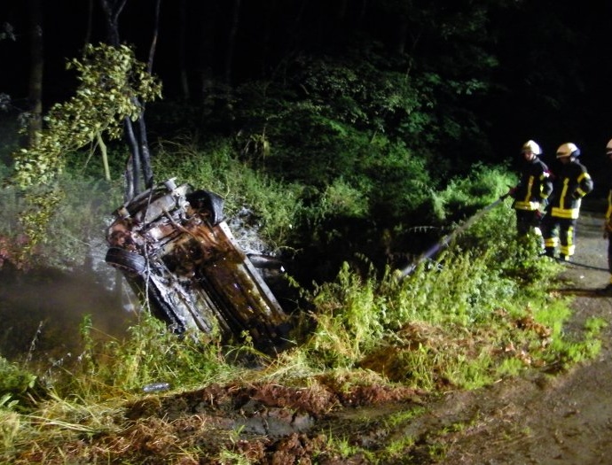 Druseltal: Insassen retten sich aus brennendem Auto Druseltal: Insassen retten sich aus brennendem Auto