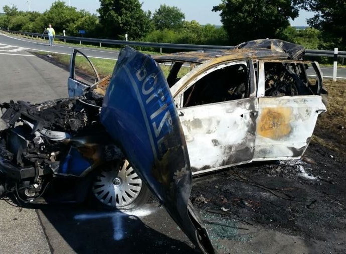 Zwei Polizeibeamte sterben bei Unfall auf der A44