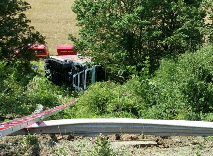 Schwerer Unfall mit LKW auf A44