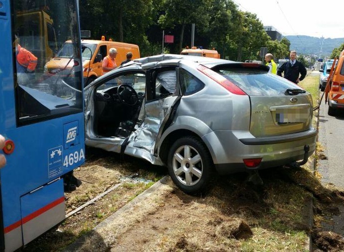 Unfall mit Straßenbahn – Zwei schwer Verletzte