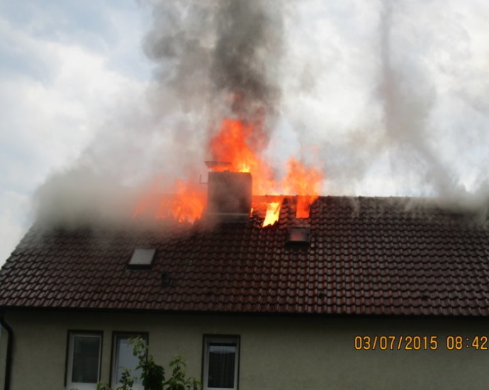 Vellmar: Dachstuhl brannte nach Blitzeinschlag – 200.000 Euro Sachschaden