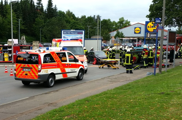 WOH: Schwerer Unfall im Kreuzungsbereich