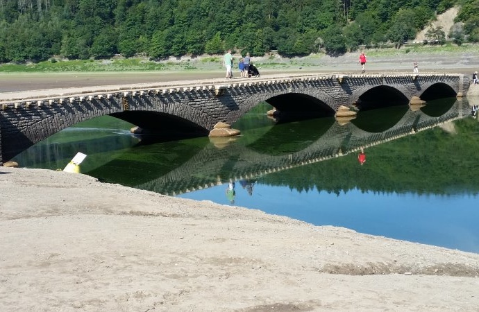 Touristenmagnet – Die Brücke aus dem Edersee