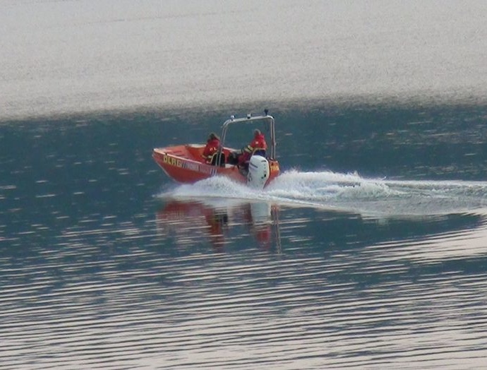 Vater stirbt bei Rettungsversuch – 12-Jähriger Junge wird vermisst
