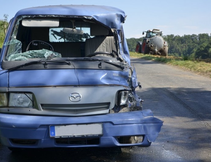 Unfall mit Traktor – Frau im Kleinbus eingeklemmt