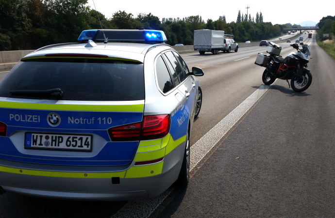 Biker stürzt auf der A7 und wird schwer verletzt