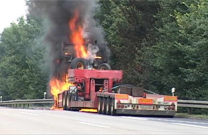 Schwertransporter auf A7 ausgebrannt Schwertransporter auf A7 ausgebrannt