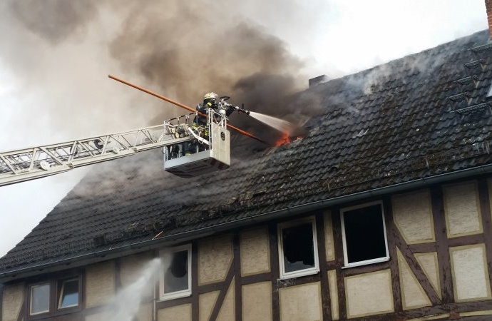Dachstuhlbrand in Martinhagen – Mann rettet sich mit Sprung aus dem Fenster