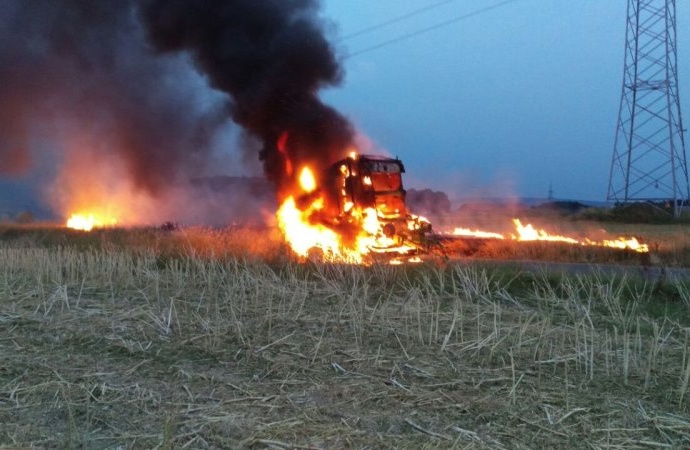 Strohballenpresse brannte am Sandershäuser Berg Strohballenpresse brannte am Sandershäuser Berg