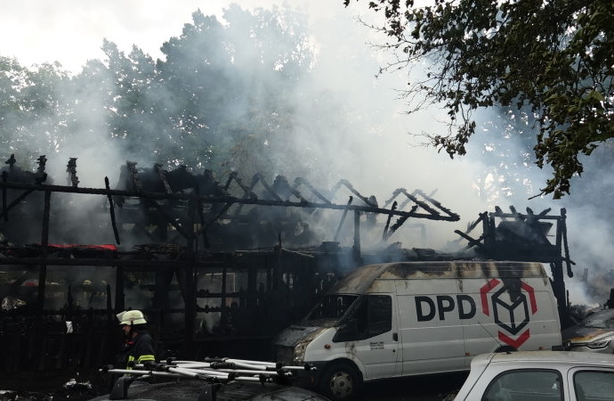 16 Fahrzeuge bei Großbrand beschädigt