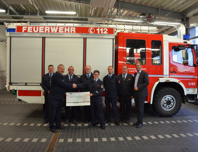 1840 Euro Scheck an die Feuerwehr Ahnatal übergeben