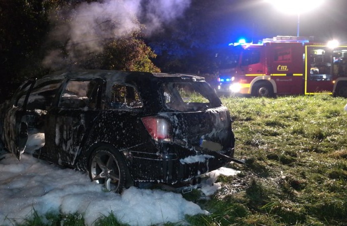 A49: PKW brannte nach Unfall aus – Beifahrer von Polizei aufgefunden