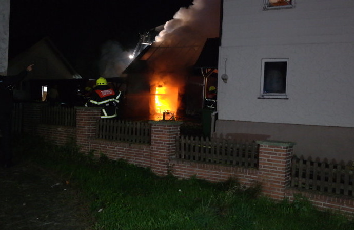 Scheunenbrand – Feuerwehr rettet Wohnhaus vor den Flammen