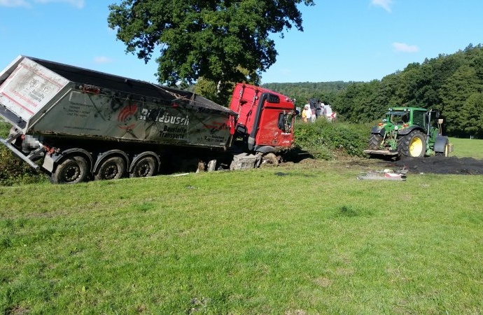 B3: LKW kommt in Linkskurve von der Fahrbahn ab