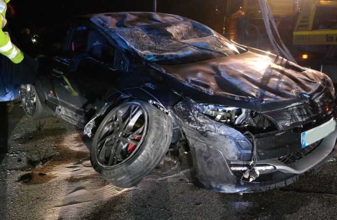 A44: Seitliche Berührung – PKW überschlägt sich