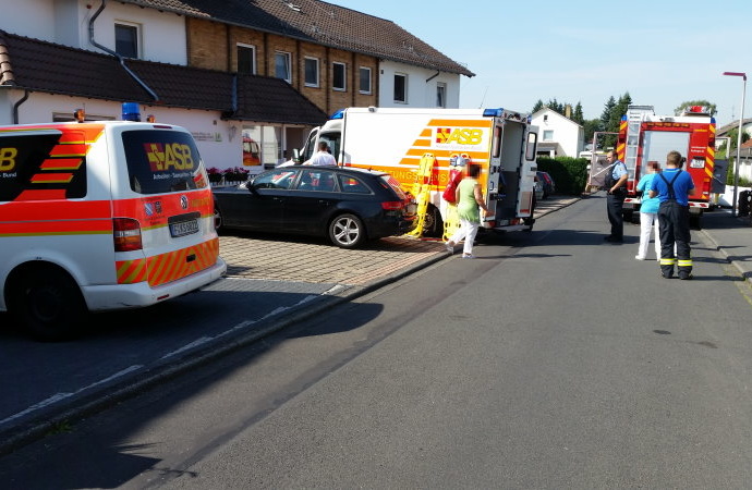 Ältere Frau zwischen Mauer und Zaun eingeklemmt